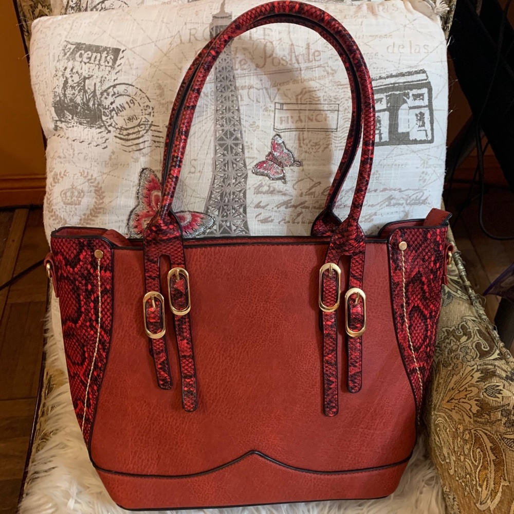 The sensational snake tote! New!